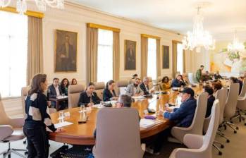 Paula Robledo, jefe de la oficina jurídica de Presidencia, explicando este jueves los alcances del decreto de conmoción interior al gabinete y la cúpula de las Fuerzas Armadas. Foto: Presidencia 