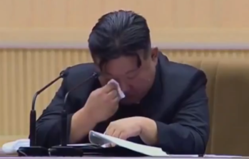 El dirigente de Corea del Norte, Kim Jong Un, al parecer limpiándose las lágrimas. FOTO: Captura de video