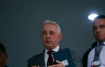Álvaro Uribe está siendo juzgado por los delitos de soborno a testigos y fraude procesal. FOTO COLPRENSA