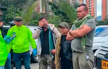 El 23 de julio de 2024, en instalaciones militares de Bello, fueron reseñados alias Calarcá y alias Erika, su pareja, tras ser capturados junto a cinco disidentes más en una caravana con vehículos de protección de la UNP en Anorí, Antioquia. FOTO Captura de video