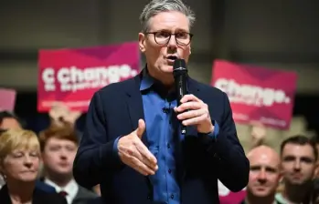 El primer ministro británico, Keir Starmer, anunció el refuerzo de la presencia militar del Reino Unido en la región y defendió la autorización para que EE. UU. use bases británicas con fines “defensivos y proporcionados” frente a Irán. FOTO: AFP. 