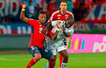 El lateral derecho Léyser Chaverra marcó el primer penalti que pateó el Medellín en la serie de octavos de final. FOTO: MANUEL SALDARRIAGA 