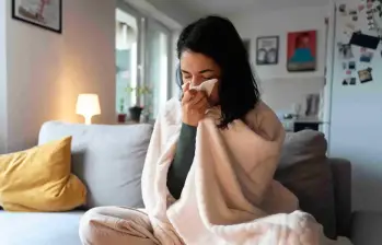 La OMS publicó su informe anual de Estimaciones Mundiales de Salud, que revela que la esperanza de vida global casi ha recuperado los niveles previos a la pandemia de covid-19, pero que los años vividos en buenas condiciones de salud se recuperan más lentamente. FOTO Freepik