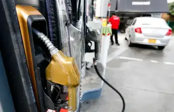 Anif estimó que, de mantenerse el escenario actual y sin ajustes en los precios internos de los combustibles, el déficit del Fepc podría rondar $10,7 billones en 2026. Foto: El Colombiano