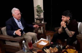Westcol conversó con el expresidente Álvaro Uribe Vélez durante una transmisión en vivo desde Llanogrande, donde recordó el impacto que tuvo Familias en Acción en su infancia. FOTO: CAPTURA DE PANTALLA STREAM DE WESTCOL.