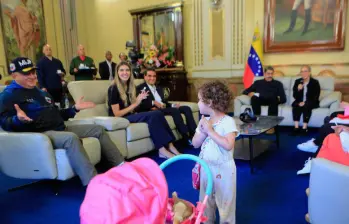 La niña fue llevada al Palacio de Miraflores para reunirse con su madre, quien había sido deportada de Estados Unidos a Venezuela bajo acusaciones de pertenecer a la banda criminal del Tren de Aragua. FOTO: Prensa Presidencia Venezuela