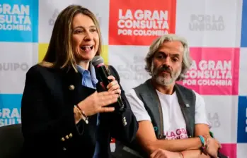 La candidata presidencial Paloma Valencia y su fórmula vicepresidencial, Juan Daniel Oviedo. FOTO COLPRENSA