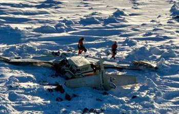 Tres cuerpos fueron hallados en la aeronave siniestrada en Alaska. Se estima que las siete personas restantes están dentro, pero se encuentran inaccesibles debido a la condición del avión. FOTO: GUARDIA COSTERA DE ALASKA