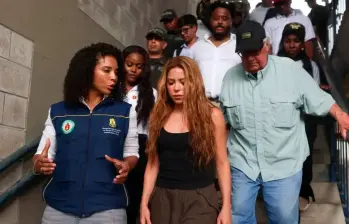Shakira visitó Quibdó junto a Howard Buffett y representantes de la Fundación Pies Descalzos para apoyar la reconstrucción de colegios afectados por el sismo en Chocó. FOTO cortesía equipo de Shakira