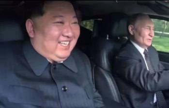 Los líderes salieron a dar un paseo por el jardín del Palacio de Invitados de Kumsusan, en Corea del Norte, en el lujoso auto que Putin le obsequió a Kim Jong Un. FOTO: CAPTURA DE VIDEO