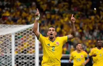 Daniel Muñoz anotó el gol que le dio la victoria a la Selección Colombia y asumió el liderato del Grupo K, hasta ahora. Foto: Juan Antonio Sánchez