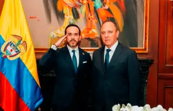 El presidente Abelardo de la Espriella y el nuevo director de la DNI, general (r) Jorge Andrés Zuluaga López. FOTO: CORTESÍA DE PRESIDENCIA.