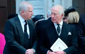 Arrestan al expríncipe Andres luego de salir salpicado en el caso de . foto: Captura de video