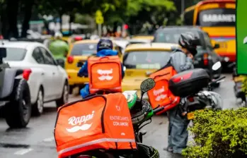Repartidores argentinos deben casi $900.000 a las apps que los emplean. En Colombia, Rappi ofrece créditos y seguros. FOTO: Colprensa.