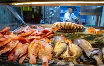 Con la oferta de pescado en su punto más alto y una amplia gama de precios, los consumidores tienen múltiples opciones para cumplir con la tradición sin afectar su economía. FOTO: Juan Antonio Sánchez.