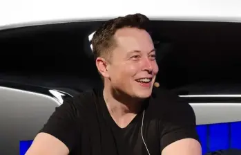 Elon Musk sigue siendo el hombre más rico del mundo en 2026, según Forbes. FOTO: Colprensa 