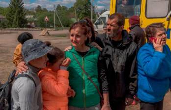 Miles de familias de la región de Járkov han tenido que salir huyendo como consecuencia de la arremetida rusa. FOTO: AFP