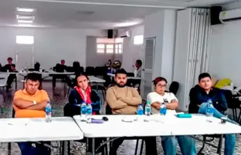 Gustavo Bolaños, ubicado a la izquierda de la fotografía, es señalado por la Fiscalía como cerebro del desfalco a la contratación en Aremca. FOTO CAPTURA DE VIDEO