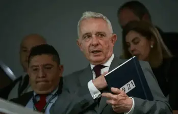 Álvaro Uribe Vélez es señalado por la Fiscalía por presunto soborno a testigos y fraude procesal. FOTO: Colprensa
