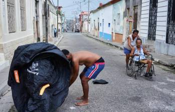 Cuba vivió los últimos días una situación excepcional con la caída del sistema eléctrico nacional tras una avería el viernes en la termoeléctrica más importante del país. FOTO: AFP