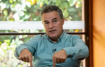 El también exalcalde tiene un tono de centro y habló de alianzas con políticos pero no con outsiders: “Una cosa es Vicky Dávila y otra De la Espriella”, concluyó. Foto: Carlos Alberto Velásquez
