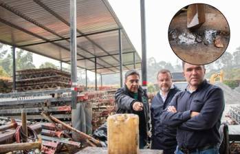 El alcalde de Rionegro, al centro, junto a funcionarios de Medio Ambiente y de Servicio Público en el lugar donde se habría presentado la fuga. FOTO: Cortesía