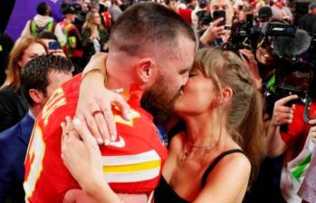 El romance entre el ala cerrada de los Chiefs, Travis Kelce, y la cantante Taylor Swift, atrajo más atención al evento deportivo que siempre ha sido el más visto en Estados Unidos. FOTO: AFP