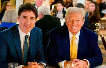 Justin Trudeau y Trump, mantenían una confrontación diplomática luego de que la Casa Blanca anunció el domingo que la medida arancelaria sería impuesta a los dos países con los que comparte frontera. FOTO: Tomada de X @JustinTrudeau