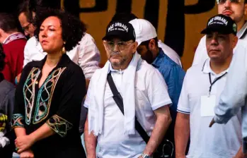 En el acto del 21 de junio apareció en primer plano la senadora Zuleta. Pero además estuvieron los jefes de bandas del Valle de Aburrá. FOTO: EL COLOMBIANO