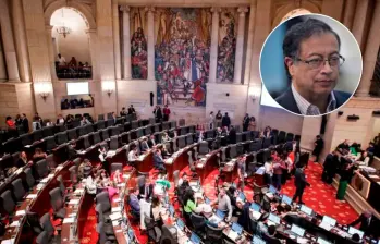Mientras el Gobierno del presidente Petro defiende la medida como austeridad, sectores del Congreso la tachan de castigo político y cuestionan que no rija de inmediato. FOTO: COLPRENSA