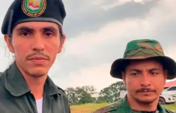 Andrey Avendaño (izquierda) es el comandante del Frente 33 de las disidencias en Catatumbo. FOTO: Cortesía