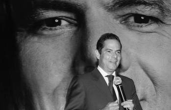 Familiares, dirigentes políticos y ciudadanos acompañan en Bogotá las honras fúnebres del exvicepresidente Germán Vargas Lleras.