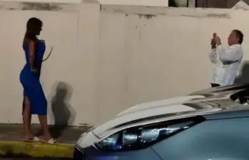 Esta fue la imagen que circuló por redes sociales, donde se ve al presidente Petro compartiendo con una persona de la que, aún, nadie conoce su identidad. Foto: cortesía.