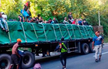 Camioneros y conductores de carga pesada denuncian que cuando intentan bajar a los caminantes y polizones es cuando tienen inconvenientes y son agredidos. FOTO: Cortesía. 