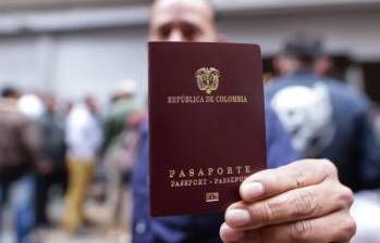 Los colombianos que viajen a España deben verificar que su pasaporte cumpla con los requisitos de vigencia y estado establecidos para ingresar al espacio Schengen. FOTO: Colprensa. 