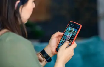 La Corte Constitucional declaró inexequible parte de la norma que permitía a los operadores móviles ofrecer acceso gratuito a ciertas aplicaciones como WhatsApp, Facebook, TikTok o Waze en sus planes prepago y pospago. FOTO: Camilo Suárez.