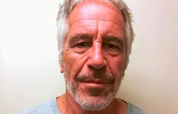 Jeffrey Epstein falleció en 2019 por un aparente suicidio en una celda de una prisión en Nueva York mientras esperaba un juicio. FOTO: Tomada de redes sociales