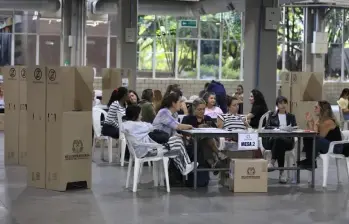 Mensajes de texto que notifican supuestas designaciones como jurado de votación con enlaces externos podrían ser intentos de estafa; la Registraduría recomienda consultar solo canales oficiales. FOTO: Camilo Suárez. 