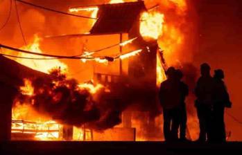 Más de 30.000 personas han sido evacuadas en las colinas de Santa Mónica debido a los incendios. FOTO Getty