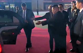 Tanto Vladímir Putin como Kim Jong Un se insistían el uno al otro para entrar al vehículo. FOTO: CAPTURA DE VIDEO