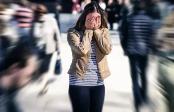 El estudio estima que pasar más de dos horas al día frente a pantallas con fines recreativos podría estar relacionado con el 20% de los casos de depresión en personas menores de 25 años en todo el mundo. FOTO: Getty.