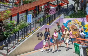 GuruWalk describió a Medellín como un “destino de innovación y arte” y resaltó algunos de los elementos que hacen particular la experiencia de recorrerla, entre ellos las escaleras eléctricas de la Comuna 13. Foto: Esneyder Gutiérrez
