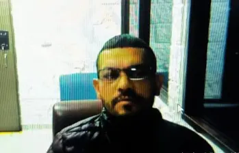 Elder José Arteaga Hernández, alias El Costeño, se mantiene bajo custodia de las autoridades como presunto responsable de coordinar el atentado contra el senador Miguel Uribe. FOTO: FISCALÍA