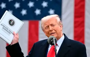 Donald Trump aseguró que quiere reunirse con los líderes de la industria para hablar de la medida. FOTO AFP