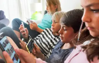 Reino Unido restringe TikTok, Instagram y Facebook a menores de 16. Foto: Getty