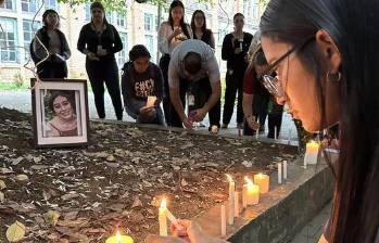 Velatón en honor a la estudiante que fue hallada muerta en la Universidad Nacional. FOTO: Cortesía.