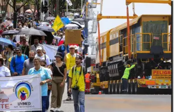 El traslado de maquinaria del Metro y las marchas de maestros podrían generar afectaciones en la movilidad en Medellín este 15 de abril. FOTO: Jaime Pérez Munévar y X de Federico Gutiérrez (@FicoGutierrez)
