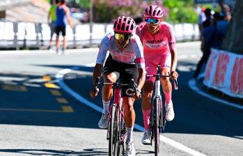 El veterano ciclista ecuatoriano Richard Carapaz no se puso de acuerdo con el joven mexicano Isaac Del Toro y permitieron que Simon Yates se vistiera de líder. FOTO GETTY 