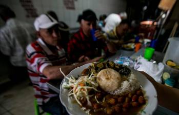 Los precios del llamado corrientazo sigue presionando al alza el índice de inflación en Colombia. FOTO Julio César Herrera