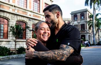 Mónica Ramírez, de 51 años, con su hijo Cristian Ortíz, médico de 30 años. Ella ajusta 28 años como vendedora a las afueras de la F. de Medicina de la UdeA. Él se graduó de la misma universidad. FOTOs julio césar herrera